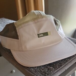 Ciele Athletics Women’s Light Beige and White Performance Cap